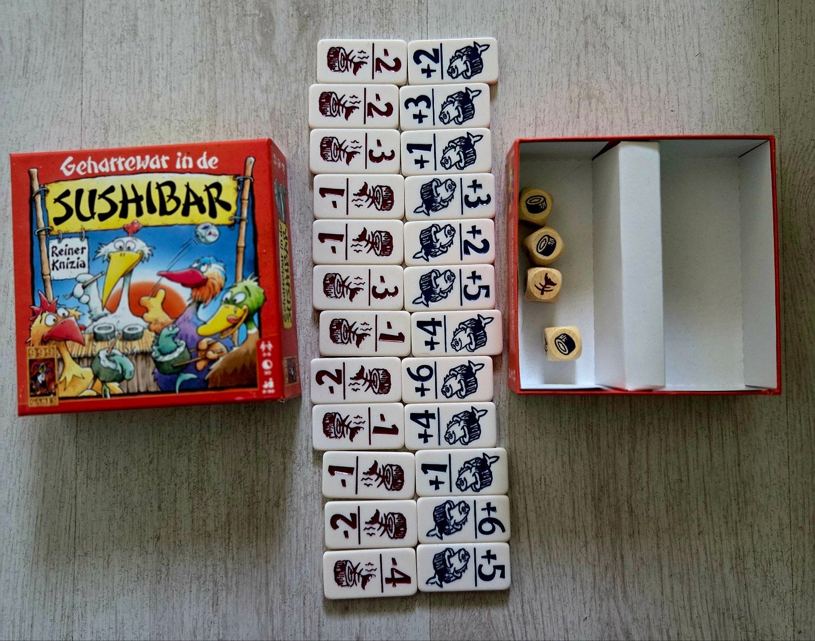 Geharrewar in de Sushibar - Leuk spel vanaf 8 jaar, Drie of vier spelers, Ophalen of Verzenden, Zo goed als nieuw, 999 Games