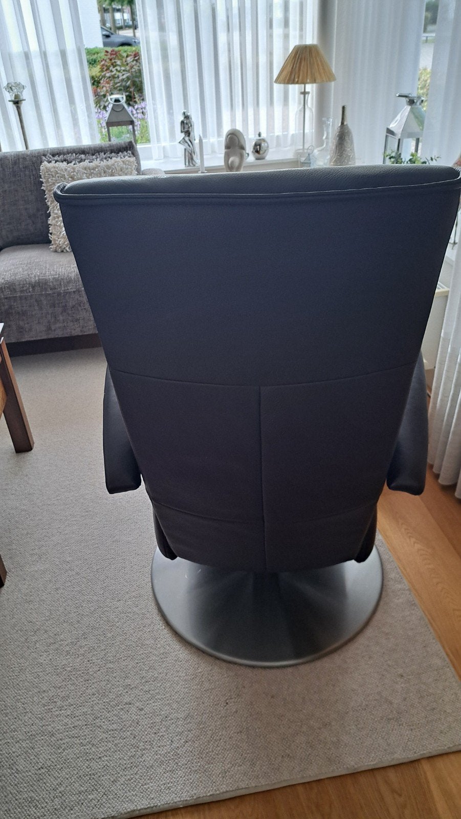Relaxstoel kleur paars leer op draai plateau, Huis en Inrichting, Ophalen of Verzenden, Gebruikt, Minder dan 75 cm, Leer