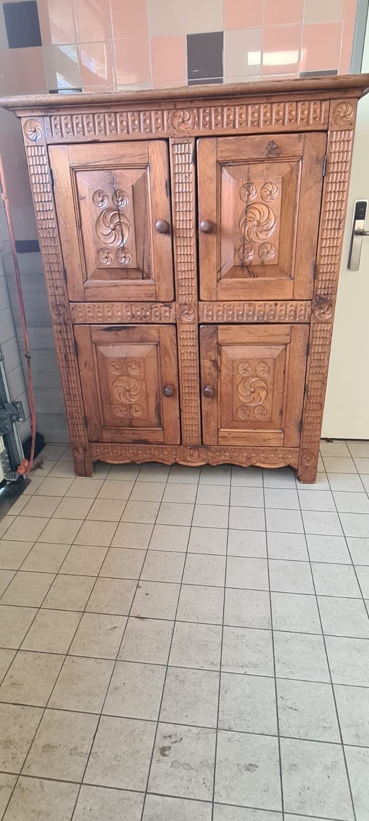 Antieke massieve kast met houtsnijwerk, Antiek en Kunst, Ophalen