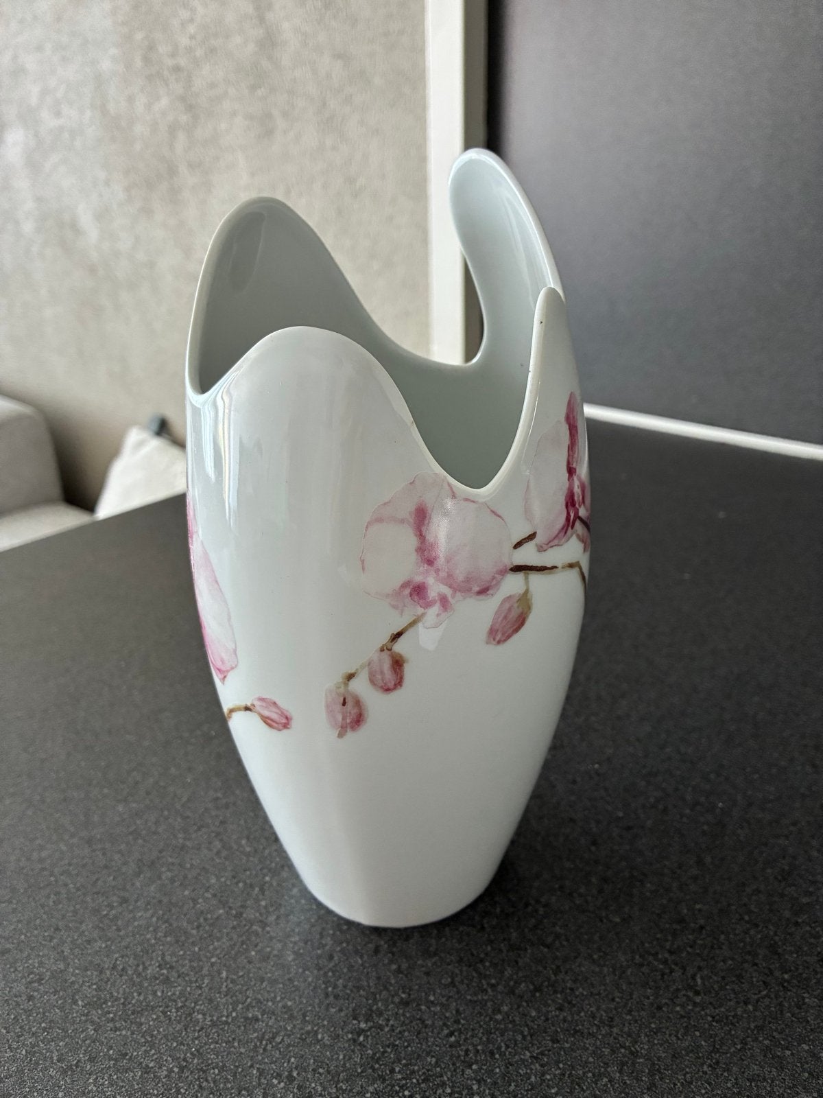 Witte vaas met roze orchideeën - Elegant en stijlvol, Huis en Inrichting, Ophalen, Met patroon/structuur, Wit, Zo goed als nieuw