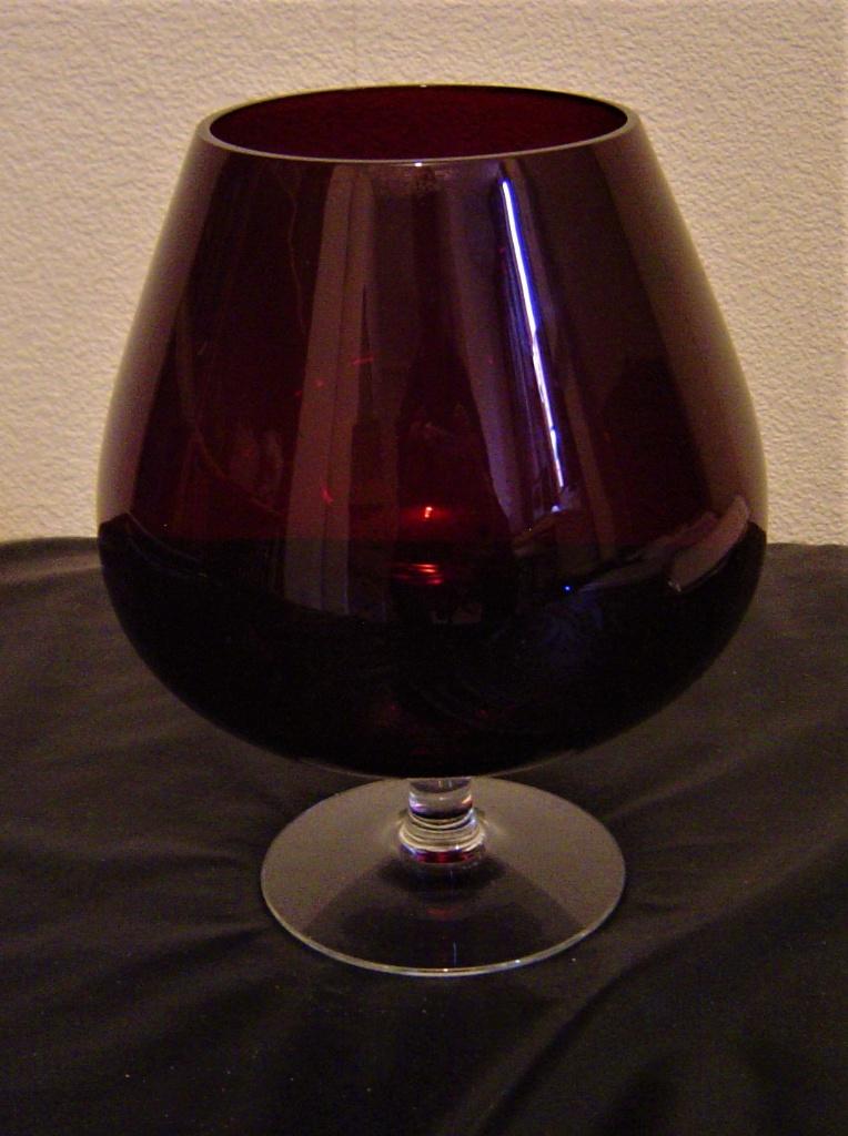 Bolle donker rode vaas van glas circa 1950, Huis en Inrichting, Ophalen of Verzenden, Minder dan 50 cm, Rood, Glas
