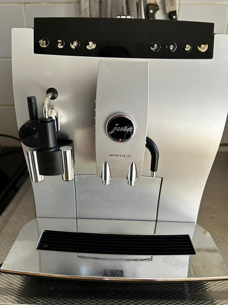 Jura Impressa Z5 Koffiemachine, Witgoed en Apparatuur, Afneembaar waterreservoir, 10 kopjes of meer, Koffiemachine, Zo goed als nieuw