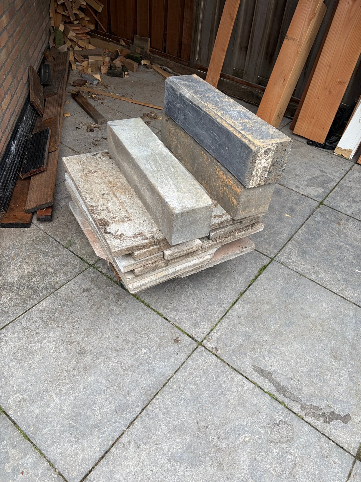 Gratis rest gebruikte tuintegels en hout, Ophalen, Zo goed als nieuw, Beton, Terrastegels