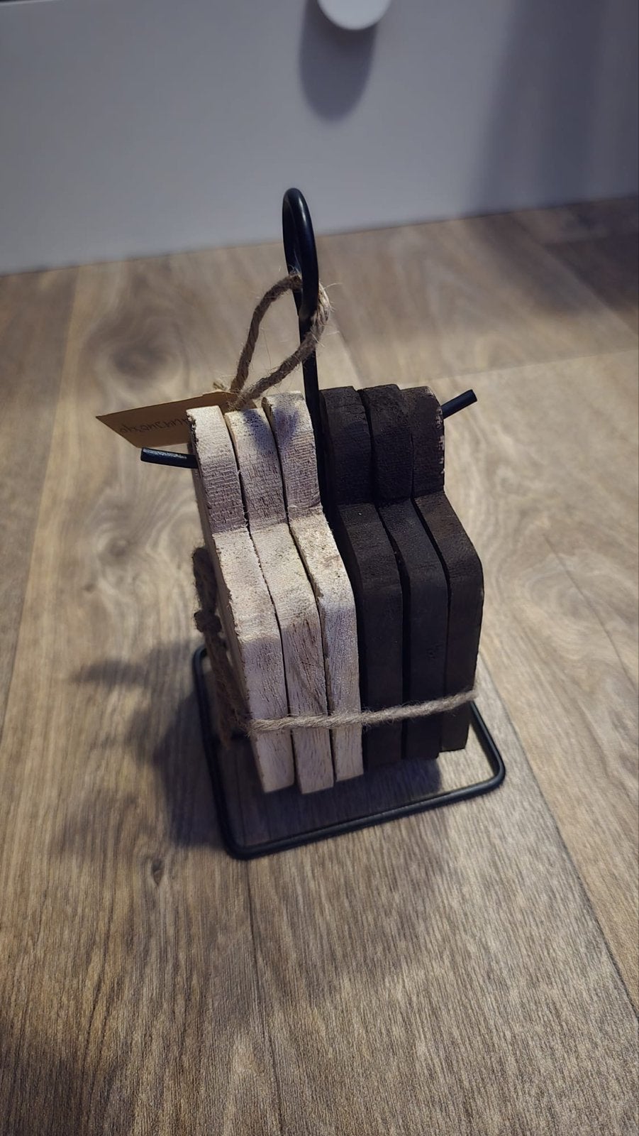 6 Leuke houten onderzetters op een rekje, Ophalen, Zo goed als nieuw