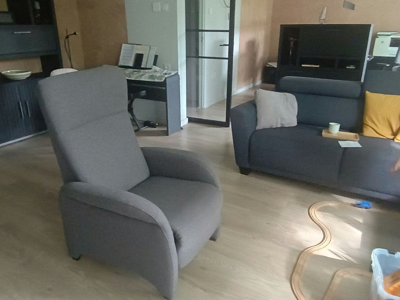 Comfortabele grijze relaxfauteuil met voetenbank, Ophalen, Modern, Comfort, 75 tot 100 cm, Zo goed als nieuw