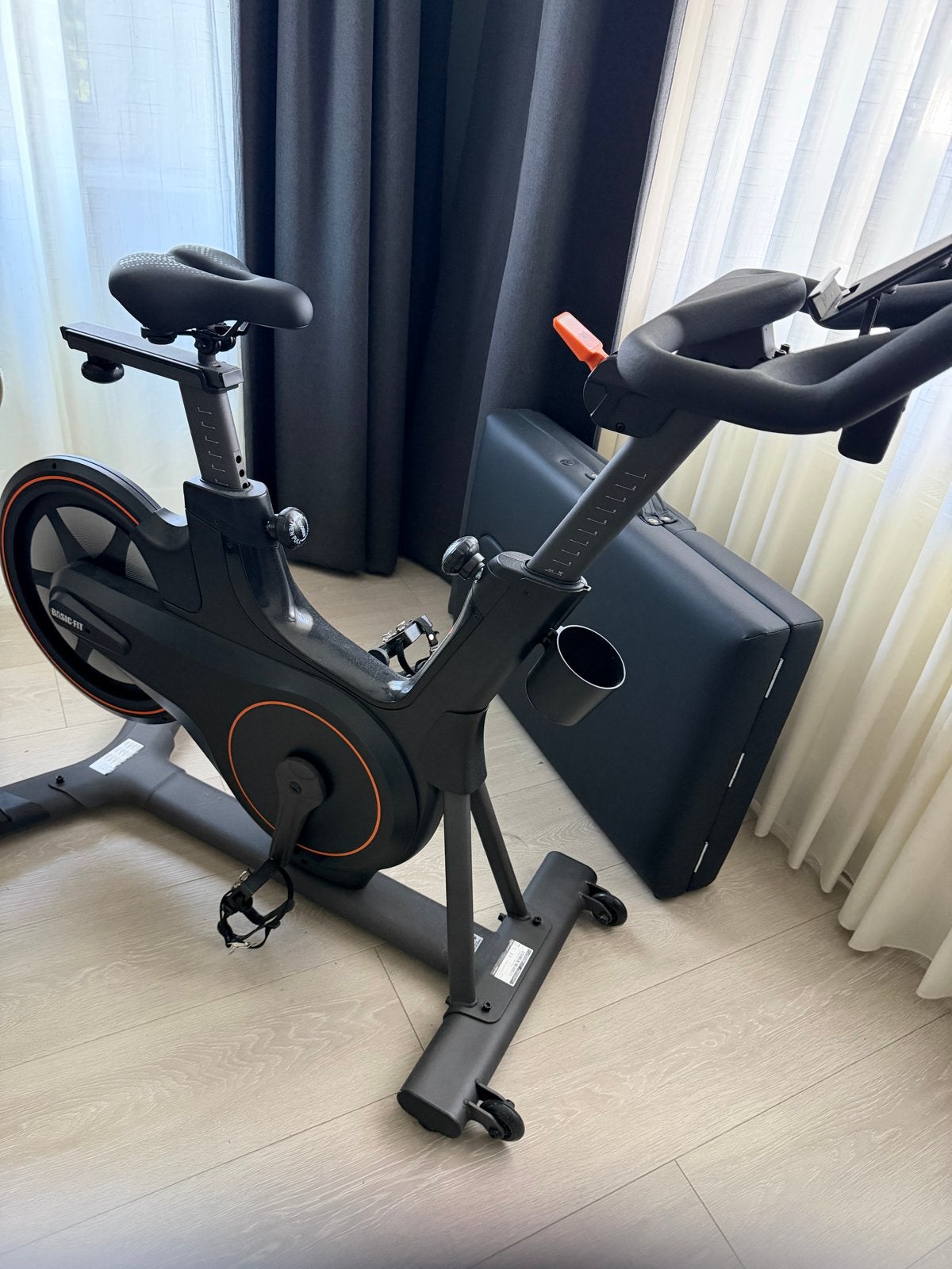 Basic-Fit Smart Bike Hometrainer - Zo goed als nieuw, Sport en Fitness, Ophalen, Zo goed als nieuw, Metaal, Benen