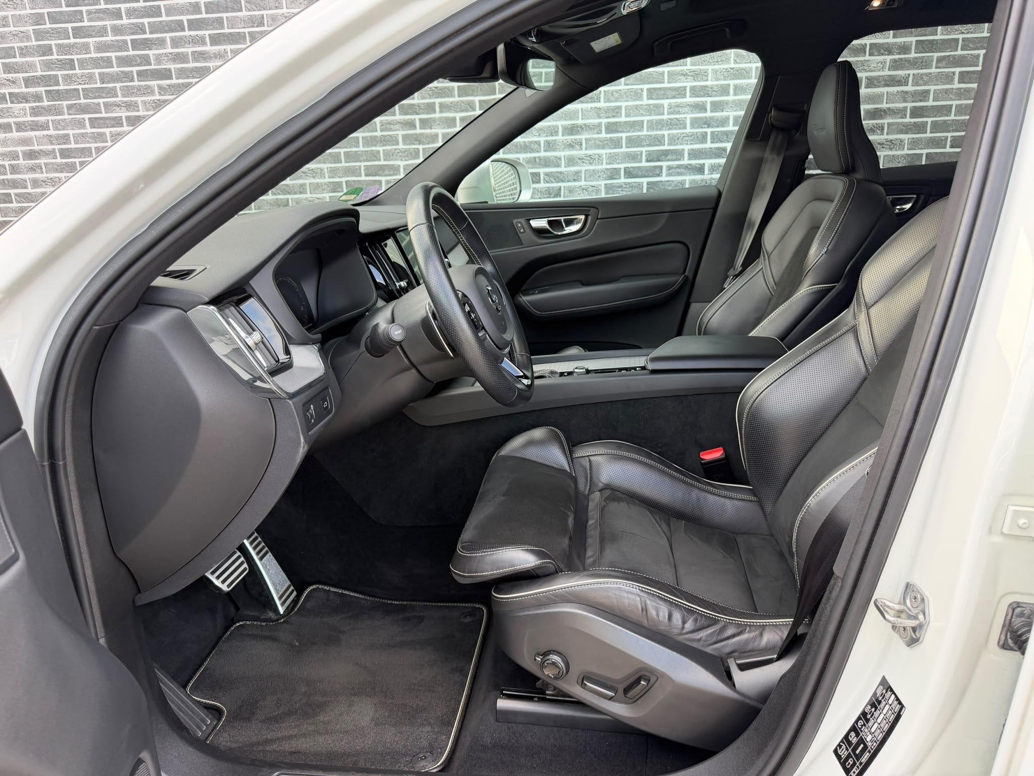 Volvo XC60 2.0 T5 R-Design | Panoramadak | 360 Graden Camera, Auto's, Gebruikt, Euro 6, 4 cilinders, Wit