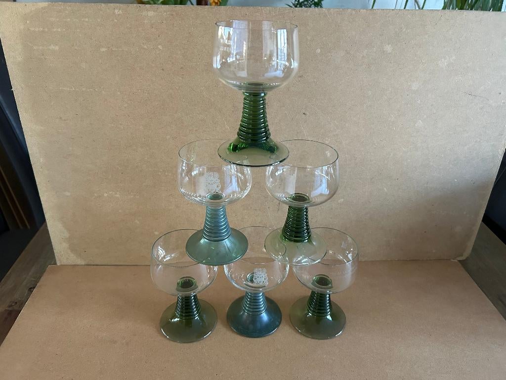 Roemer glazen met groene ribbel voet 6 stuks, Antiek en Kunst, Ophalen