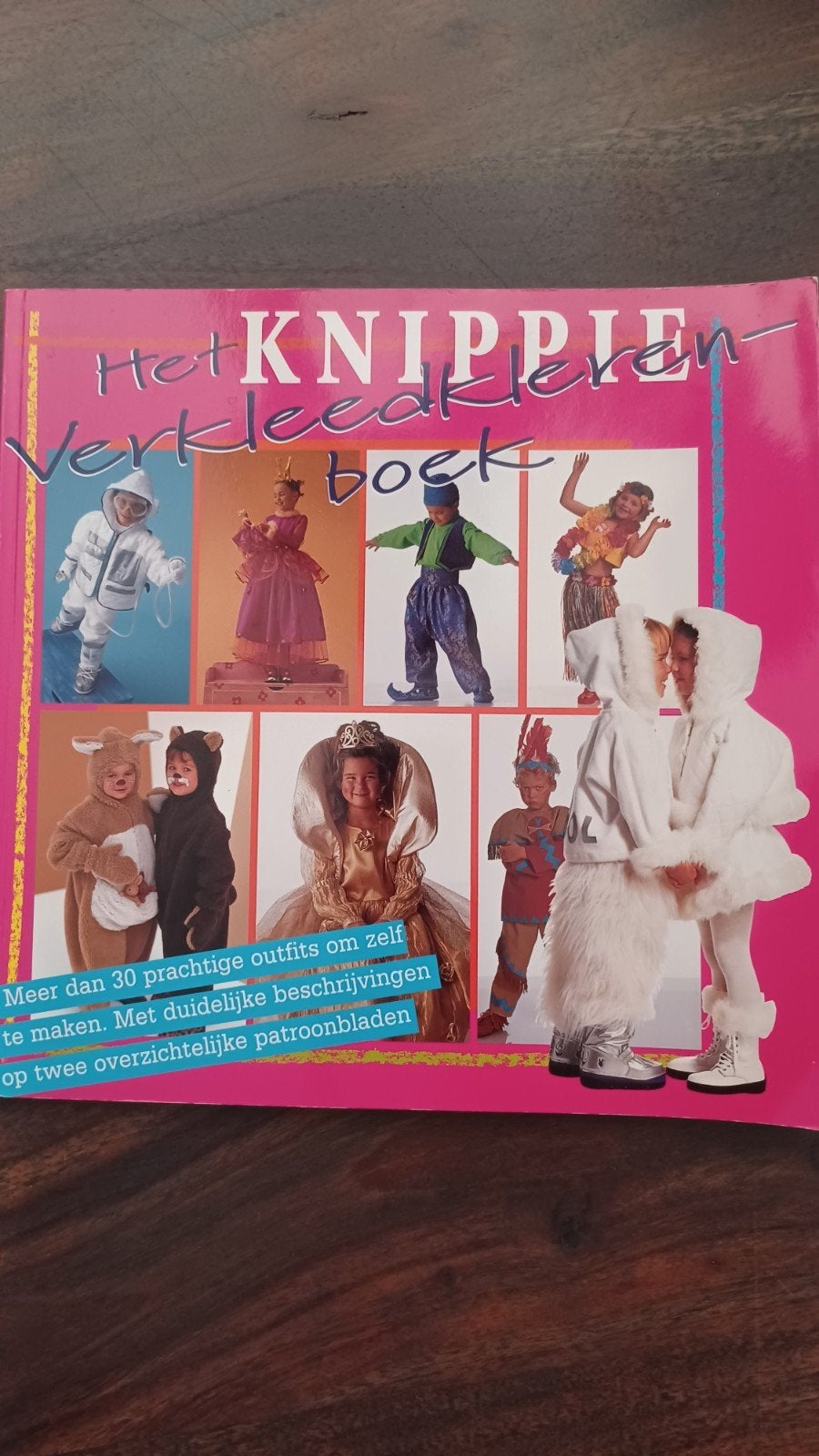 Het knippie verkleedkleren boek, Hobby en Vrije tijd, Kledingpatronen, Ophalen of Verzenden, Zo goed als nieuw, Kind, Overige merken