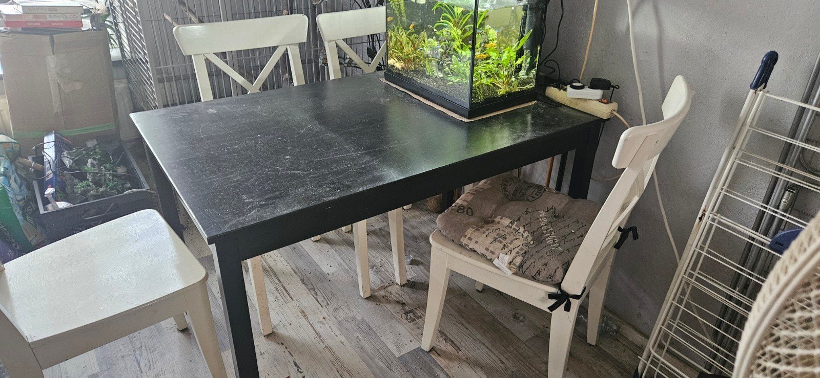Eettafel met 4 stoelen - Zwart/Wit, Huis en Inrichting, Ophalen, Gebruikt, Wit, Vier