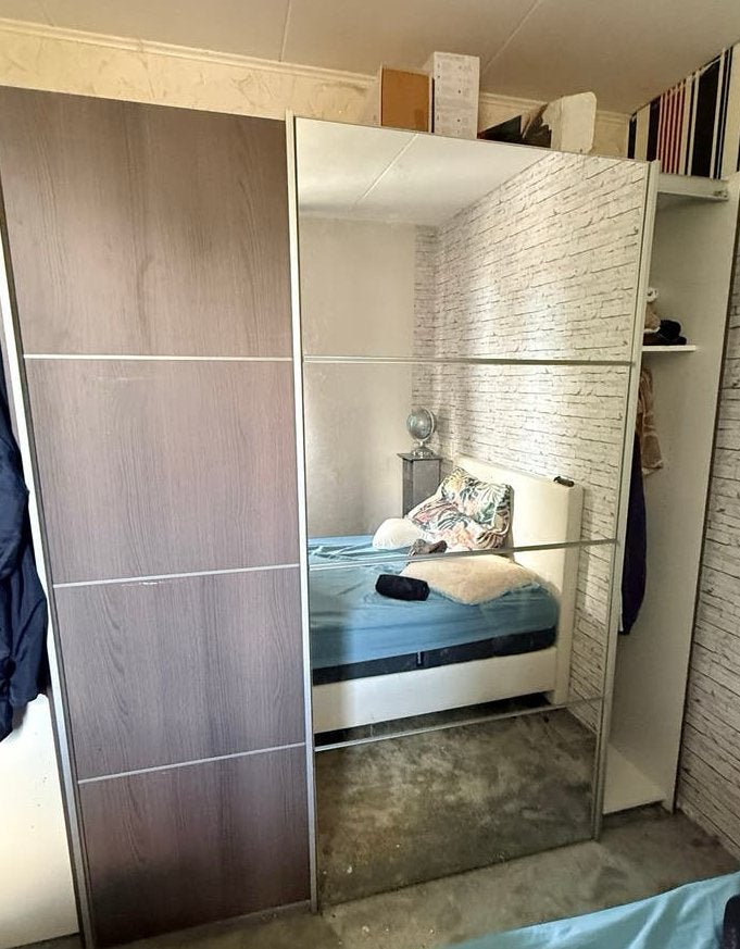 Kledingkast met schuifdeuren en spiegel - Gebruikt, Huis en Inrichting, Kasten | Kledingkasten, Gebruikt, 200 cm of meer, 150 tot 200 cm