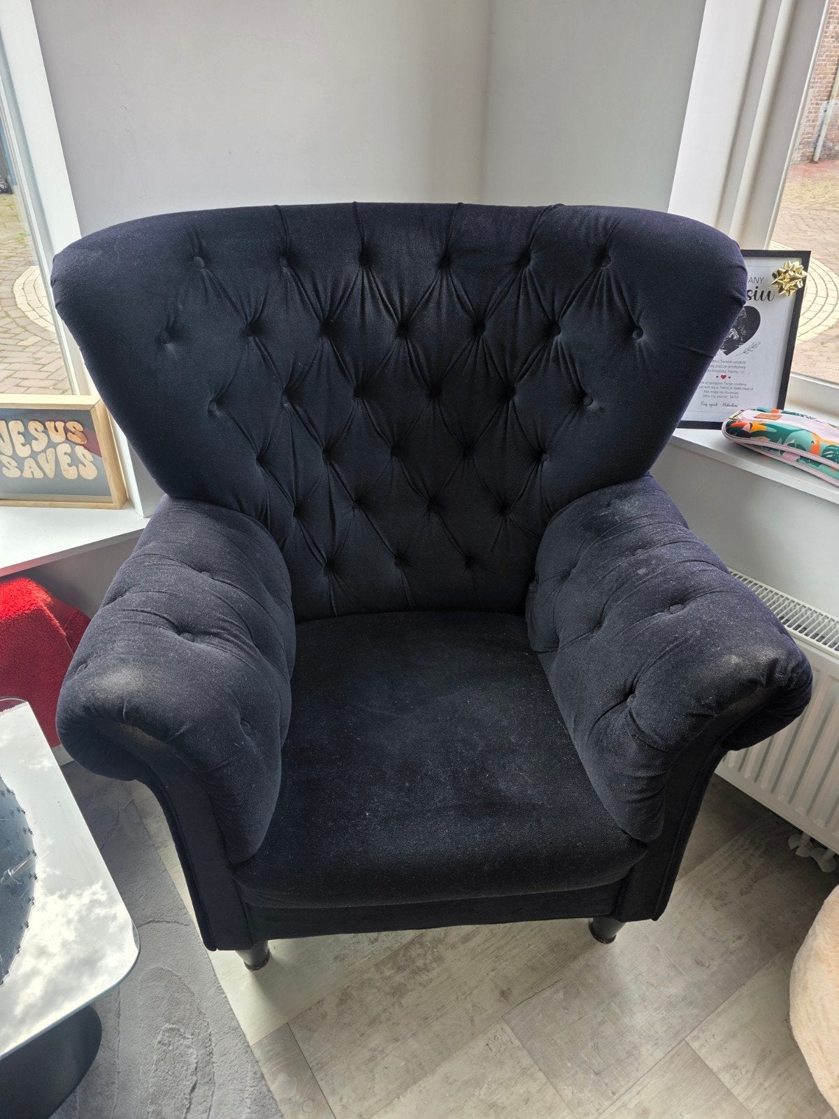 Comfortabele zwarte fauteuil met diepe knopen, Huis en Inrichting, Gebruikt, 75 tot 100 cm, Ophalen of Verzenden, 75 tot 100 cm
