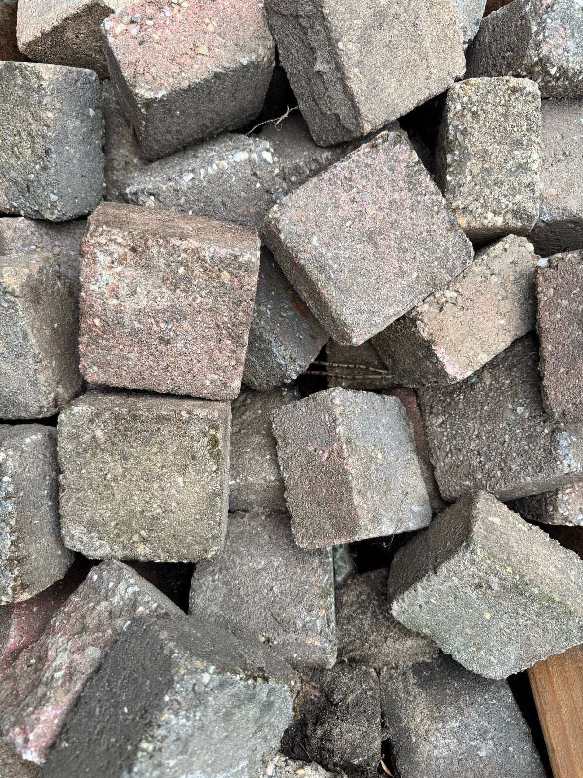 GRATIS - Gebruikte betonnen klinkers, Gebruikt, Klinkers, Ophalen of Verzenden, Minder dan 5 m²