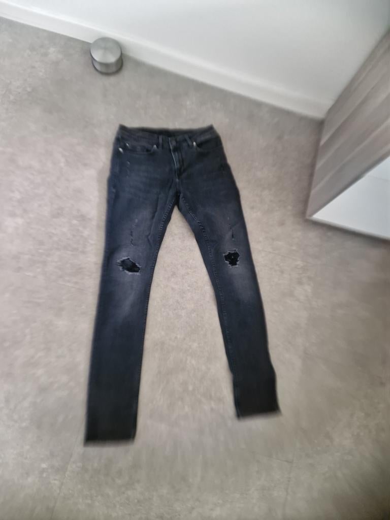 AH6 Zwarte Spijkerbroek met Scheuren met 30, Zwart, AH6, W32 (confectie 46) of kleiner, Ophalen of Verzenden