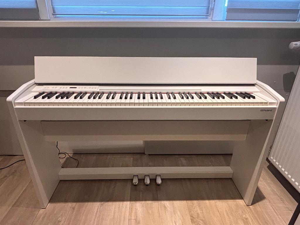 Roland F-140R Digitale Piano, Muziek en Instrumenten, Piano's, Ophalen, Wit, Digitaal, Zo goed als nieuw