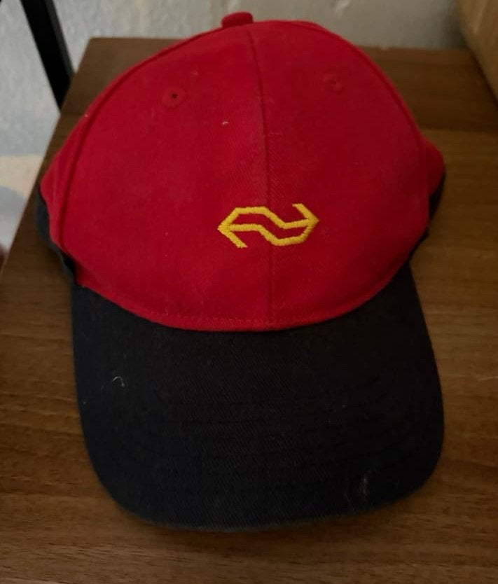 NS Pet Rood/Zwart met NS Logo - Zo goed als nieuw, Ophalen of Verzenden, Zo goed als nieuw, Trein, Overige typen