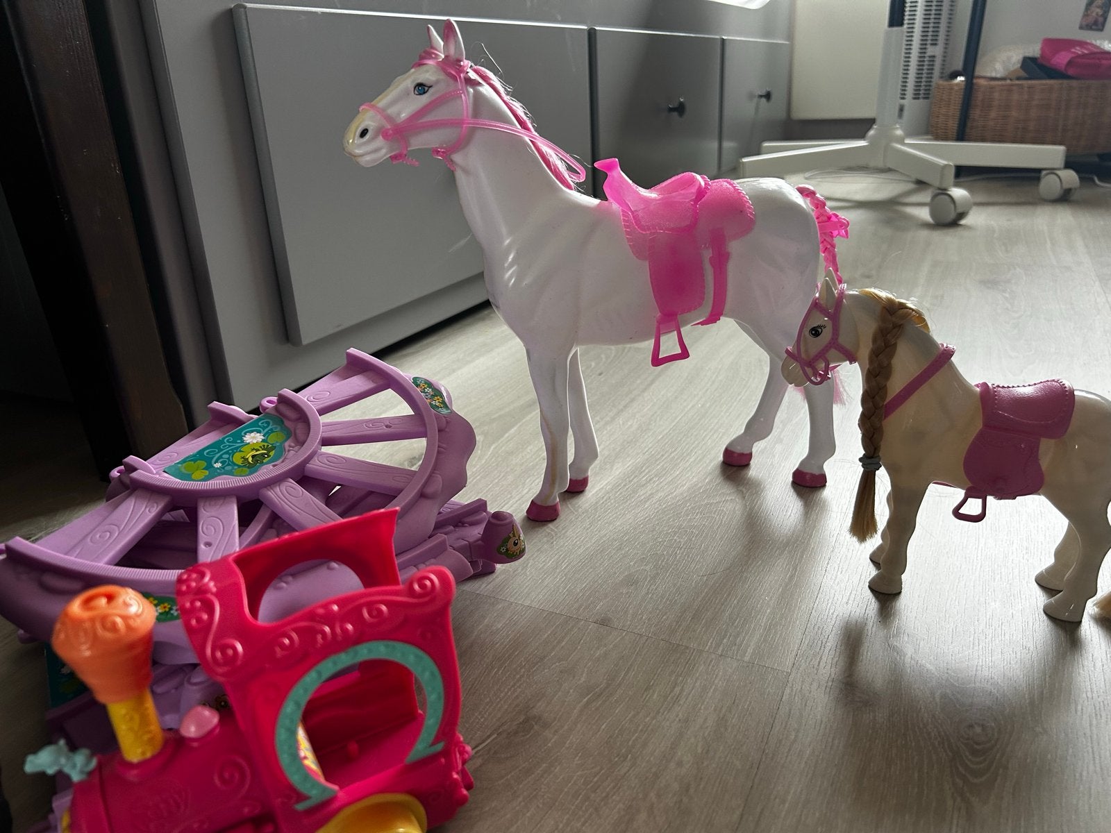 Barbie Speelgoedpaarden met een treintje en spoorwegen, Ophalen of Verzenden, Zo goed als nieuw, Jongen of Meisje