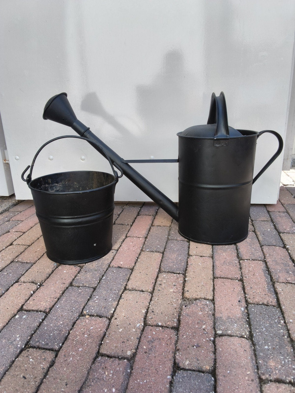 Zwarte metalen gieter en emmer set, Ophalen