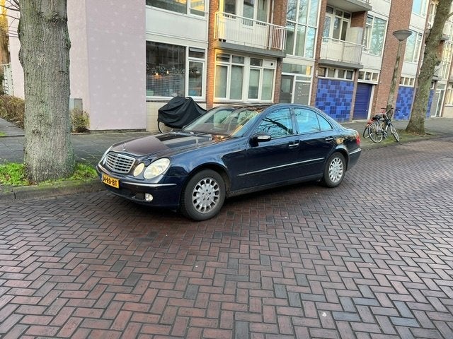 Mercedes-Benz E-Klasse 2.6 E240 Sedan AUT 2005 Blauw, Auto's, Achterwielaandrijving, 2597 cc, Particulier, Dealer onderhouden