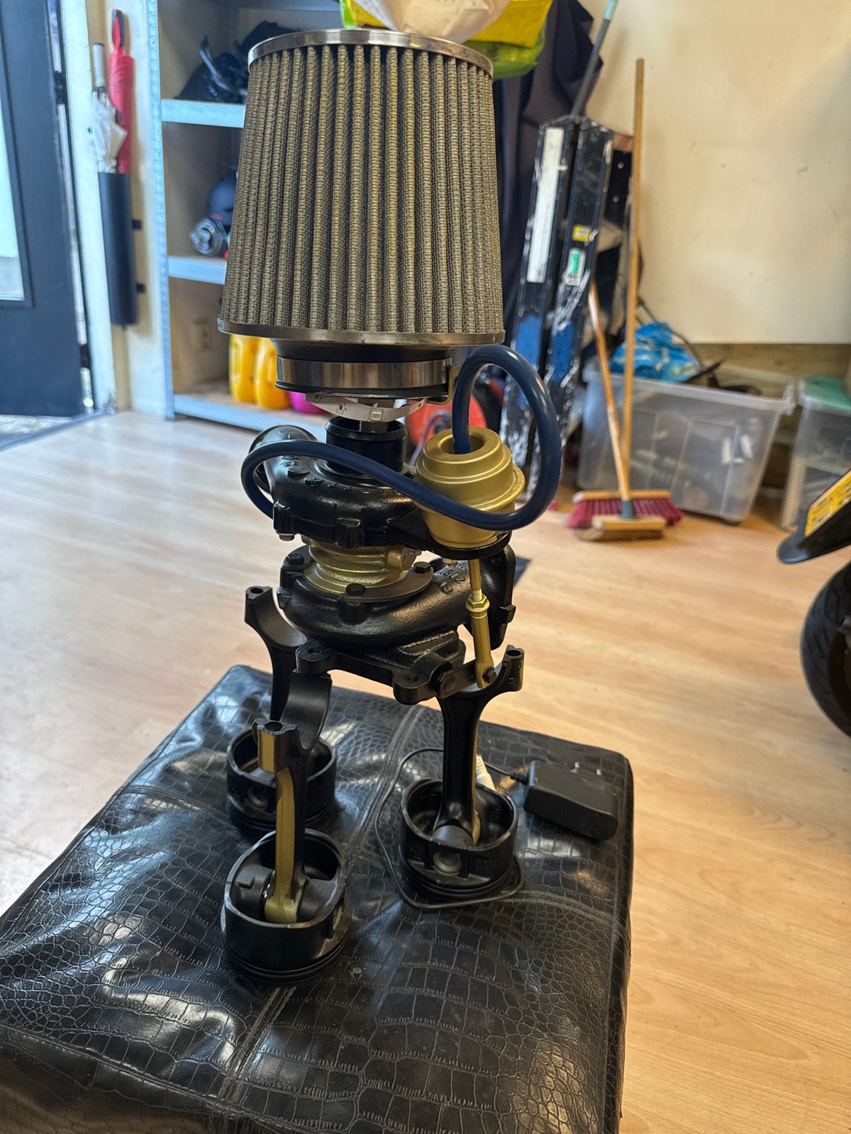 Unieke handgemaakte lamp van auto-onderdelen, Antiek en Kunst, Zwart, Handgemaakt, Ophalen of Verzenden, Metaal