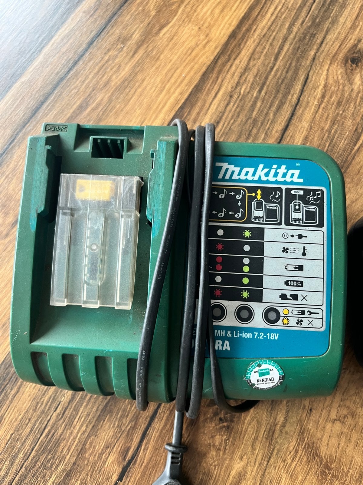 Makita dc18ra, Doe-het-zelf en Verbouw, Gereedschap | Machine-onderdelen en Toebehoren, Ophalen of Verzenden, Zo goed als nieuw