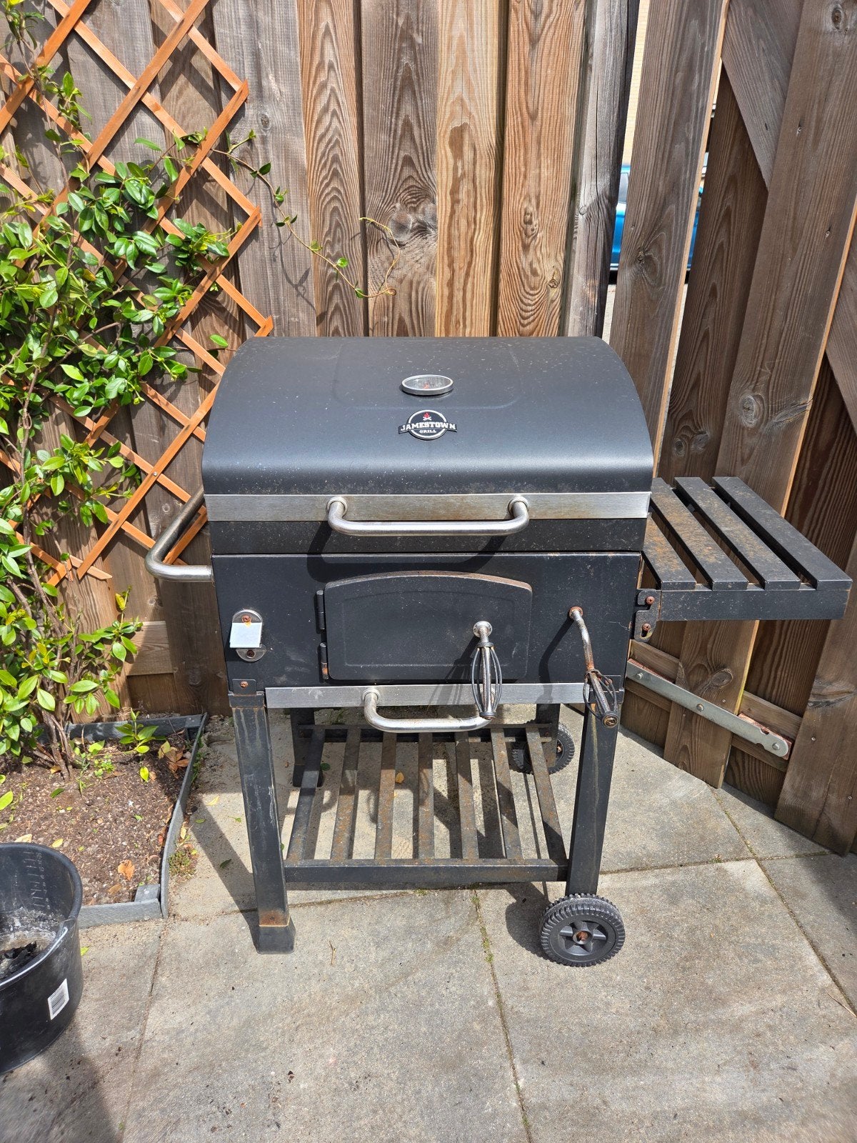 Jamestown houtskoolbarbecue met zijtafel., Ophalen, Gebruikt, Jamestown