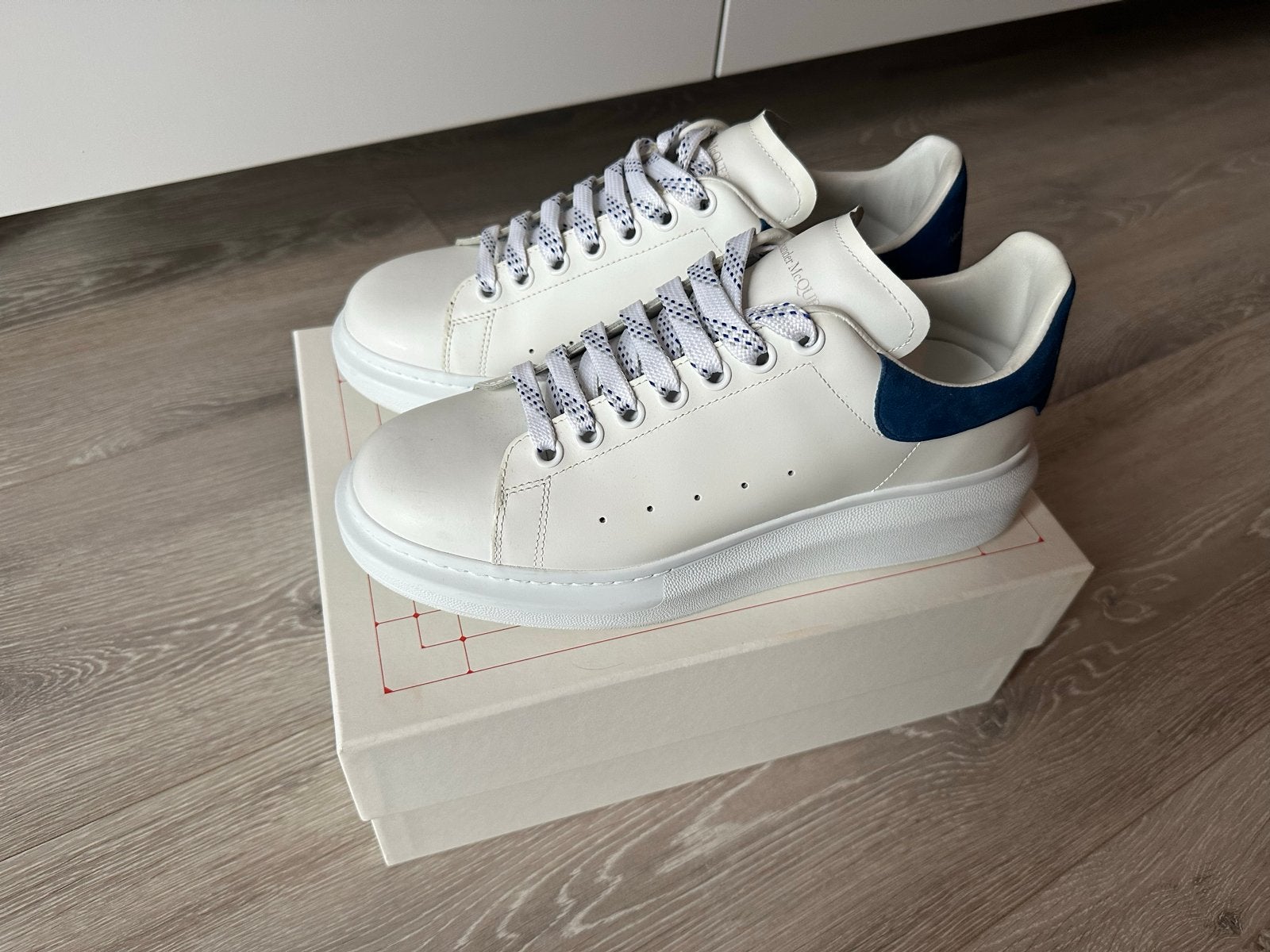 Alexander McQueen Oversized Sneaker Wit/Paris Blauw maat 42, Kleding | Heren, Schoenen, Wit, Ophalen of Verzenden, Sneakers of Gympen