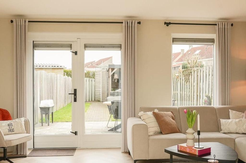 Lichtdoorlatende gordijnen 'shell' met roedes (2 sets), 200 cm of meer, Beige, Ophalen of Verzenden, Zo goed als nieuw