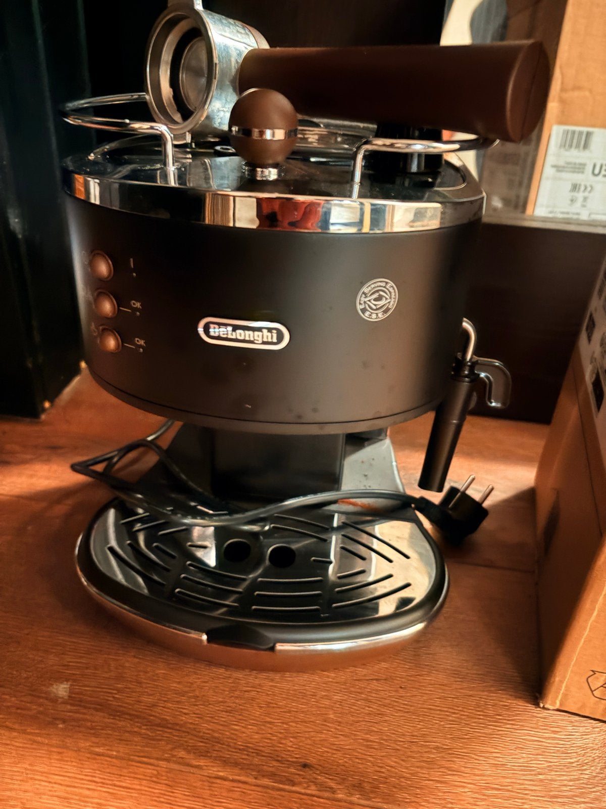 DeLonghi Pistonmachine - Perfecte Espresso Thuis, Espresso apparaat, Gemalen koffie, Zo goed als nieuw, 2 tot 4 kopjes