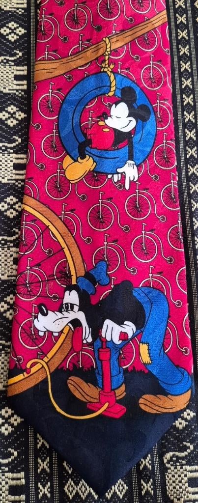 Mickey Mouse en Goofy Disney stropdas rood met hoge bi fiets, Ophalen of Verzenden, Mickey Mouse, Nieuw, Overige typen