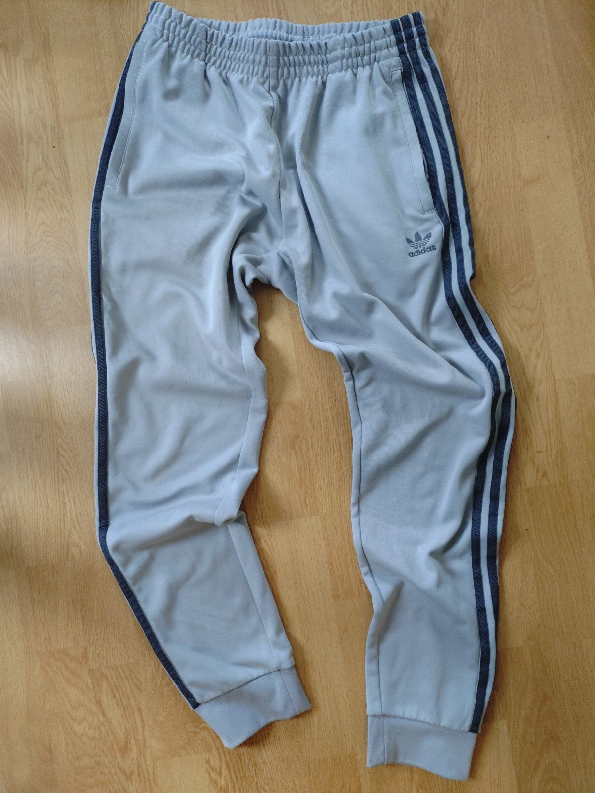 Adidas trainingsbroek grijs met klein gaatje, Maat 48/50 (M), Ophalen of Verzenden, Adidas, Grijs