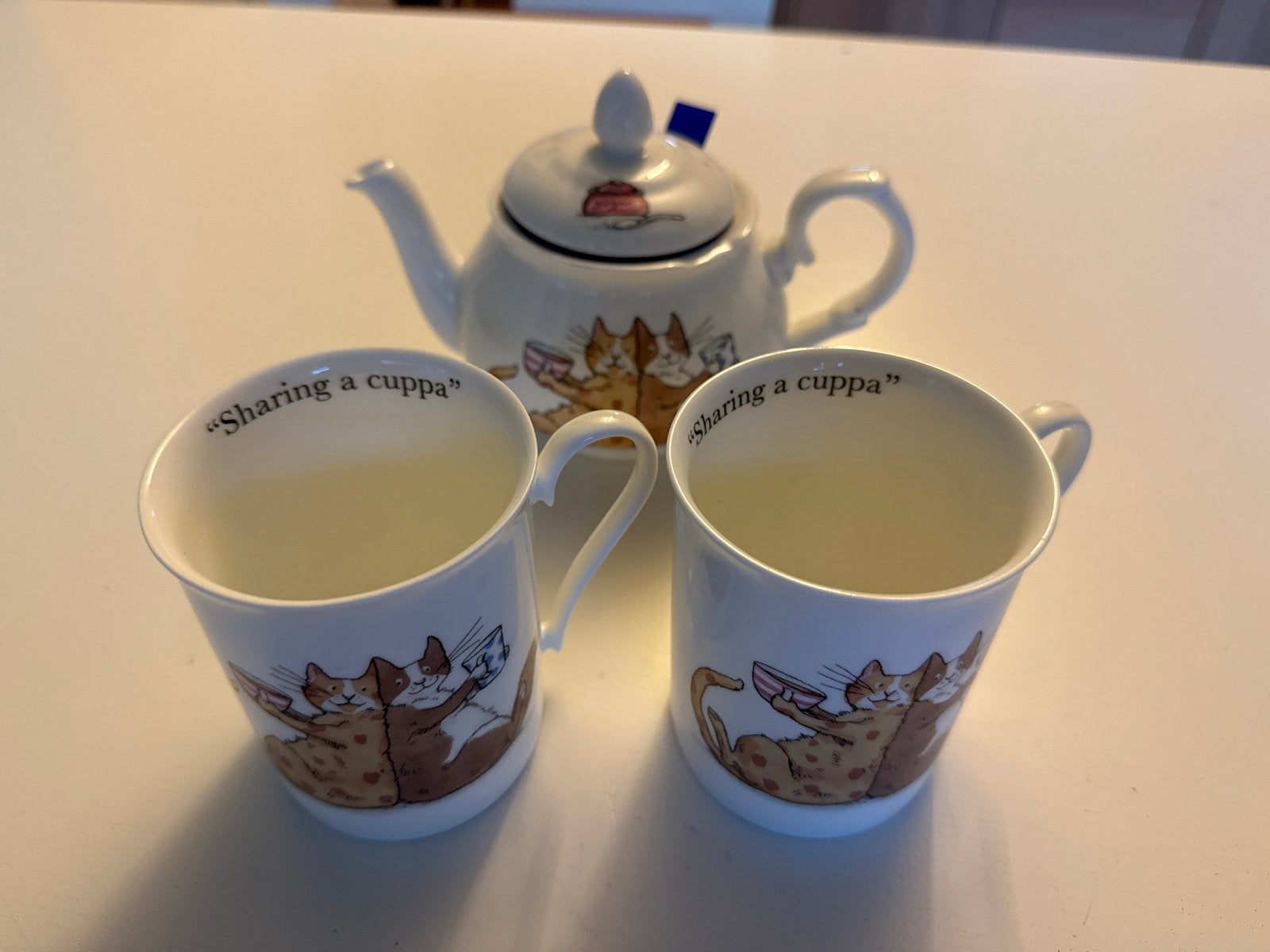 Theepot en 2 mokken met kattenprint - "Sharing a cuppa", Overige merken, Nieuw, Ophalen of Verzenden, Porselein