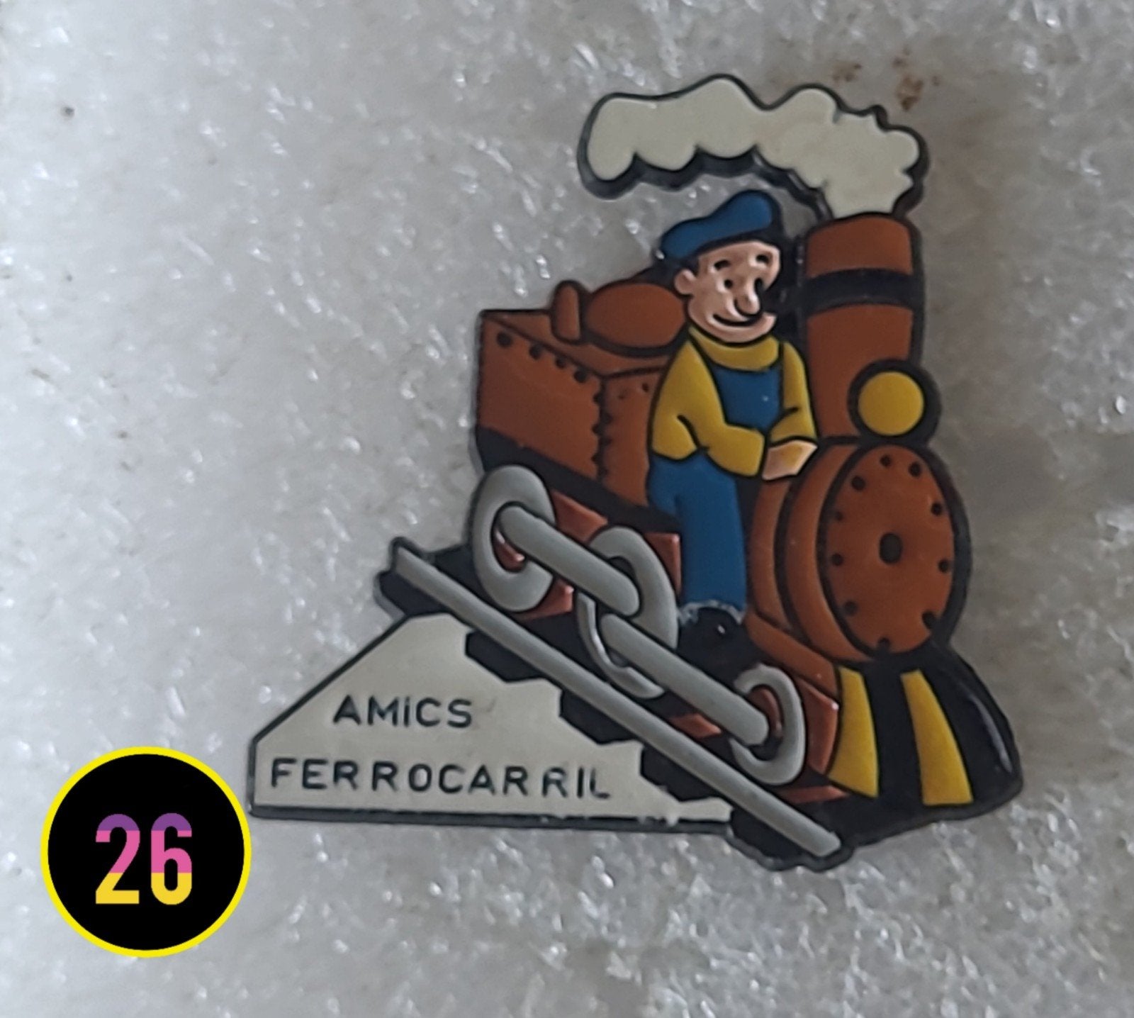 Vintage Pin: Trein met Machinist - 'AMICS FERROCARRIL', Verzamelen, Verzenden, Gebruikt, Transport, Speldje of Pin