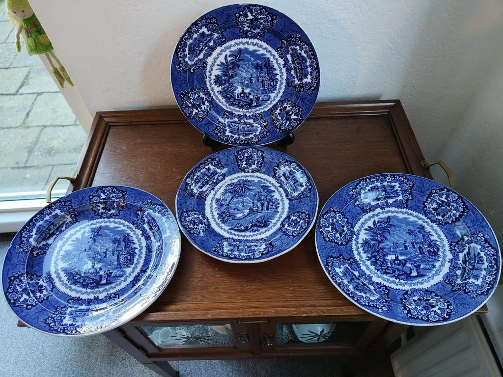4 Petrus Regout Maastricht borden, decor Oriental, Antiek en Kunst, Antiek | Servies los, Ophalen of Verzenden