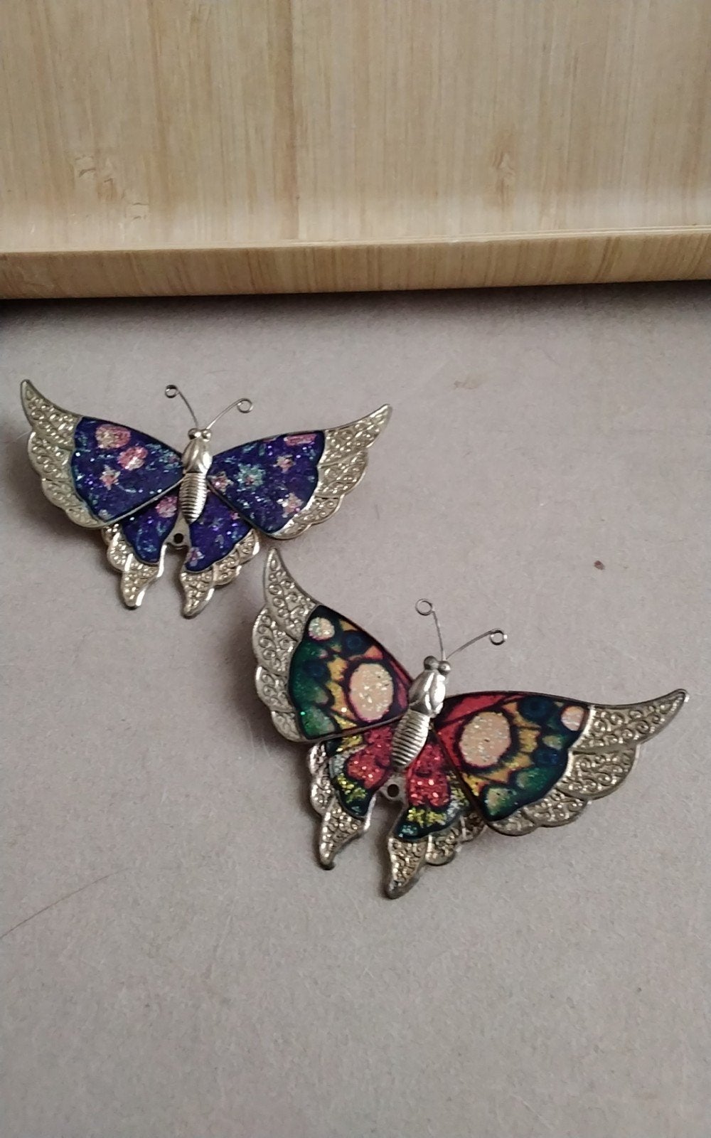 2 Vintage Vlinder Broches goudkleurige en glittervleugels, Ophalen of Verzenden, Zo goed als nieuw, Goud, Overige materialen
