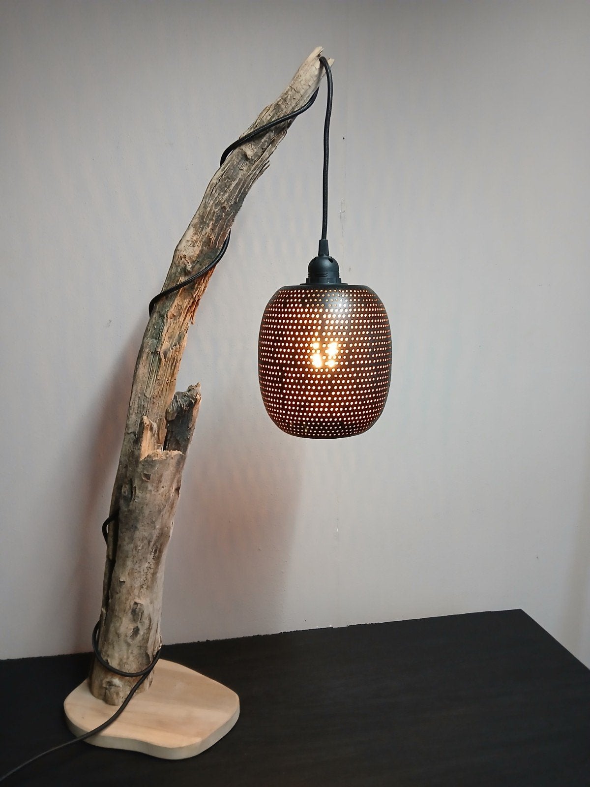 landelijke tafellamp met ijzeren kap, Ophalen of Verzenden, Nieuw, Hout, 90 cm