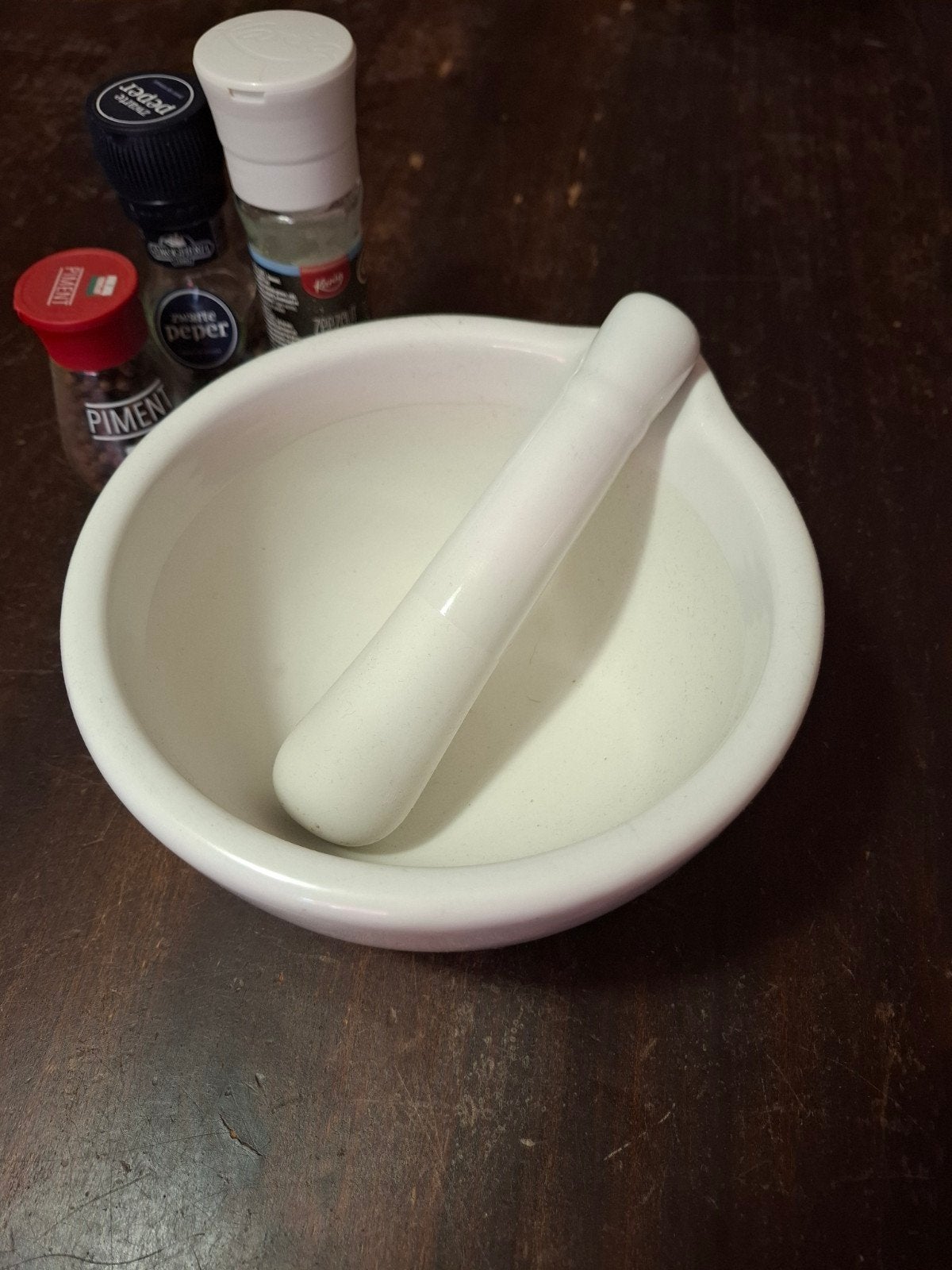 Keramische vijzel met stamper - 19cm doorsnee, Verzenden, Zo goed als nieuw, Steen/keramiek, Wit