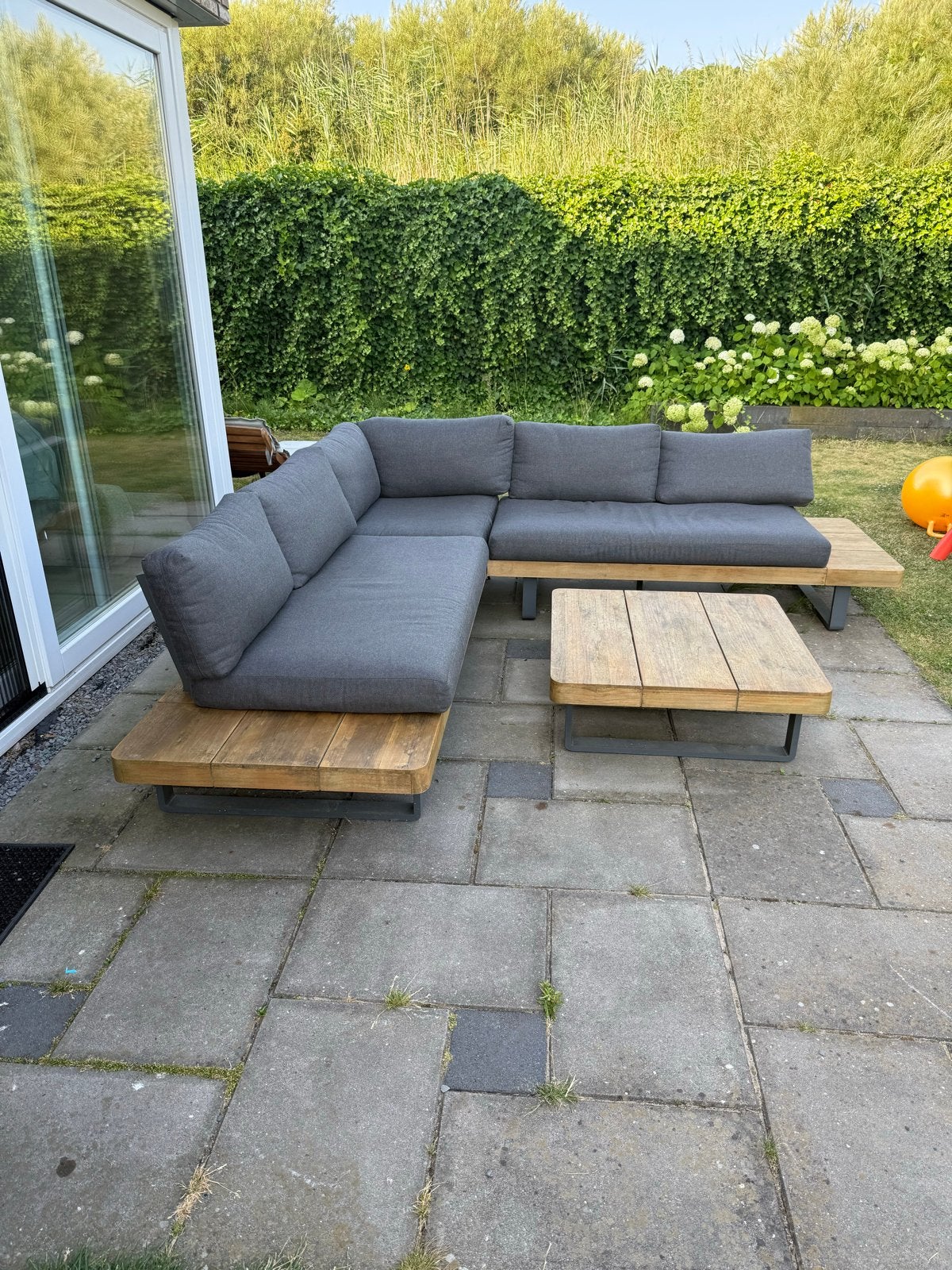 Moderne loungeset met houten accenten en grijze kussens, Tuin en Terras, Tuinsets en Loungesets, Ophalen, 5 zitplaatsen, Gebruikt
