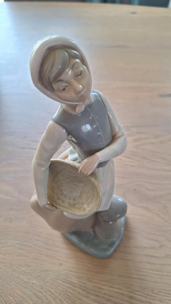 Zaphir Lladro beeldje vrouw met mand, Ophalen, Zo goed als nieuw, Mens