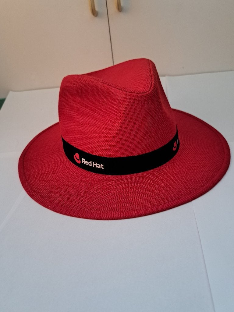 Rode hoed, Ophalen, Zo goed als nieuw, One size fits all
