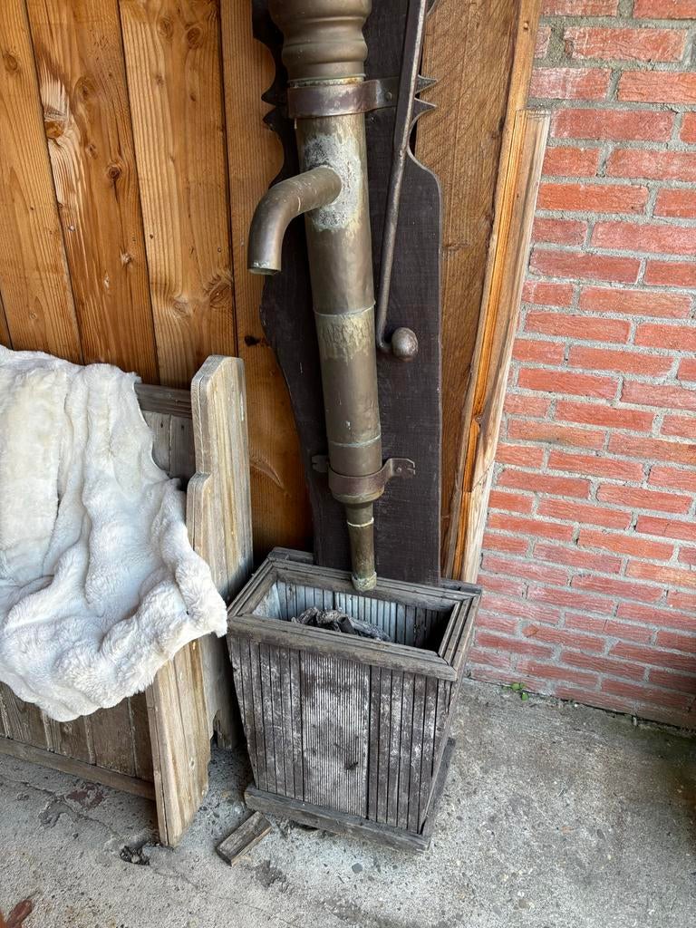 Oude waterpomp van messing, Ophalen