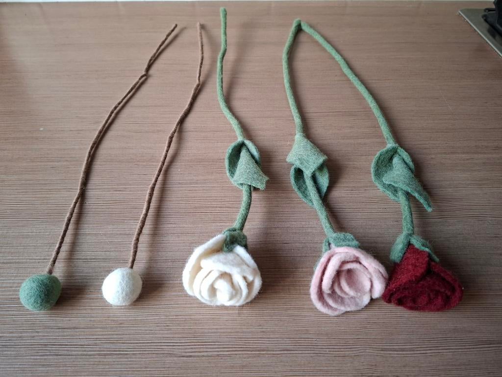 Vilten rozen van Be Yoona, 100% scheerwol, Binnen, Natuurlijk materiaal, 45 cm, Kunstbloem