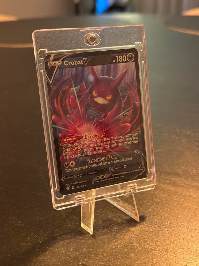 Crobat V Pokémon Kaart (104/189) - Dark Asset, Ophalen of Verzenden, Zo goed als nieuw, Losse kaart