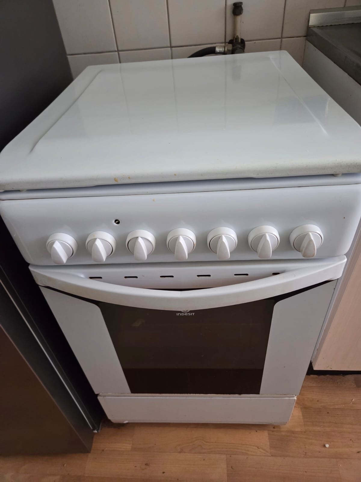 Indesit Vrijstaand Gasfornuis met Oven - Wit, Ophalen, Gebruikt, 4 kookzones, Gas