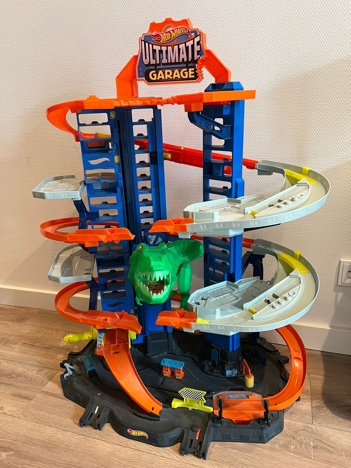 Hotwheels Ultimate Dino Garage 100cm, Ophalen, Zo goed als nieuw, Handmatig, Hot Wheels