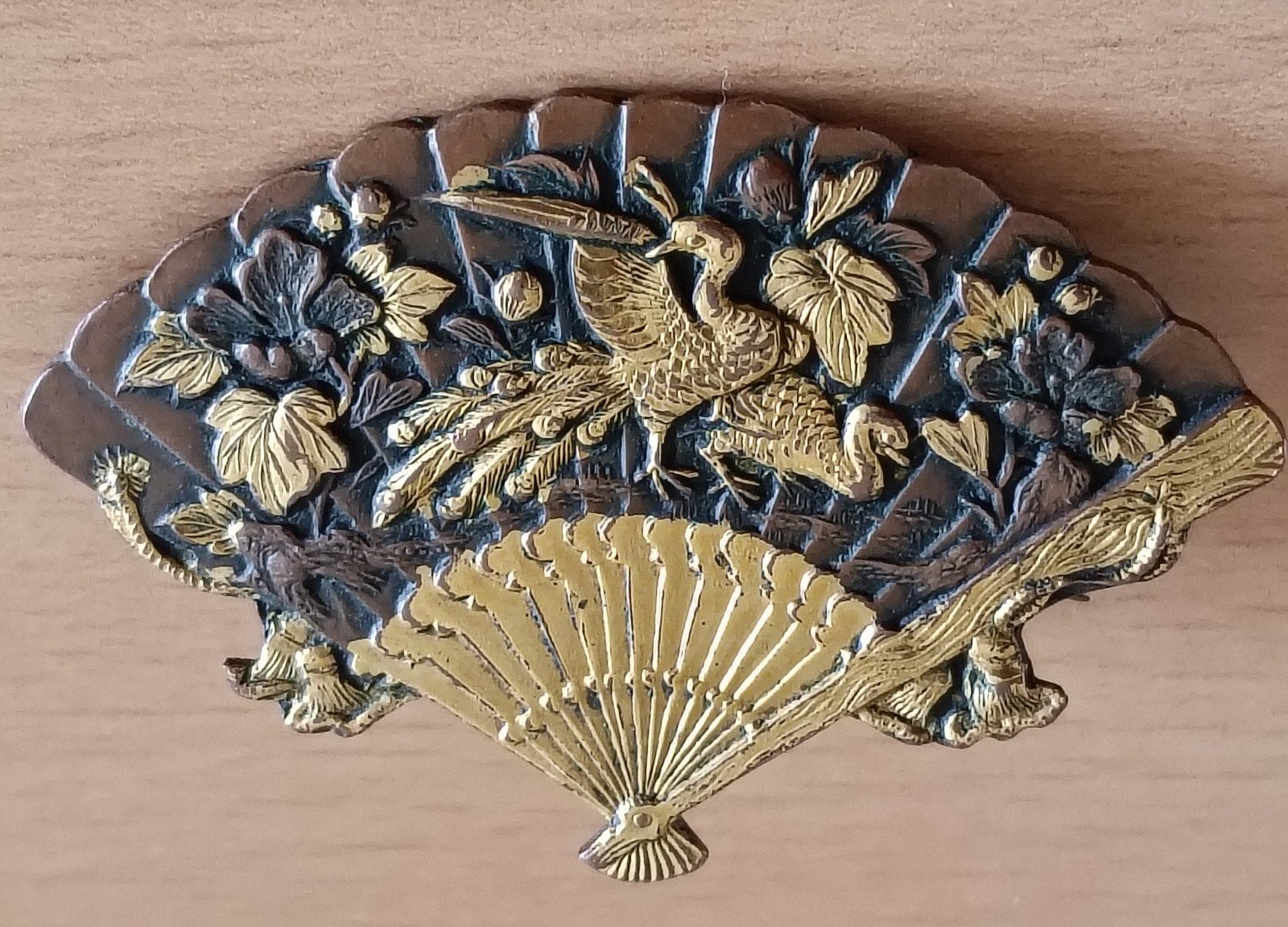 Antieke Japanse Shaduko waaier broche, Brons, 4 tot 7 cm, Gebruikt, Ophalen of Verzenden