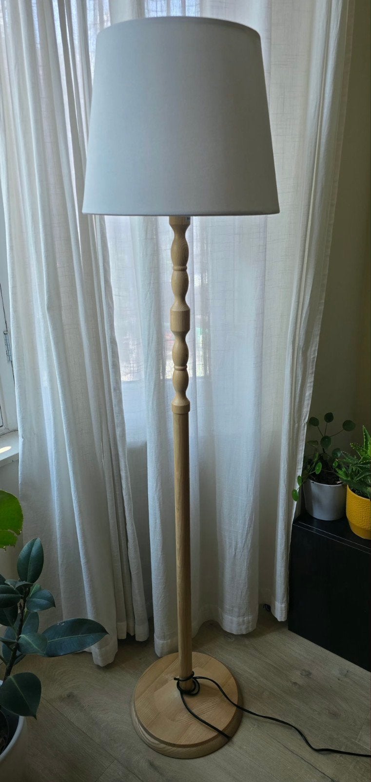 IKEA KINNARHULT Vloerlamp - Essen/Wit, 150 cm, Huis en Inrichting, Lampen | Vloerlampen, Zo goed als nieuw, 150 tot 200 cm, Hout
