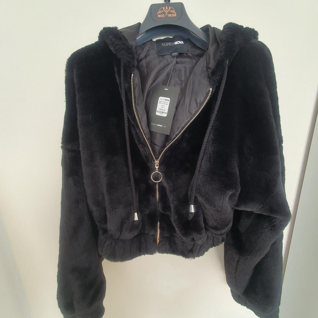 Zwarte Fashion Nova faux fur jas maat M met capuchon, Ophalen of Verzenden, Nieuw, Zwart