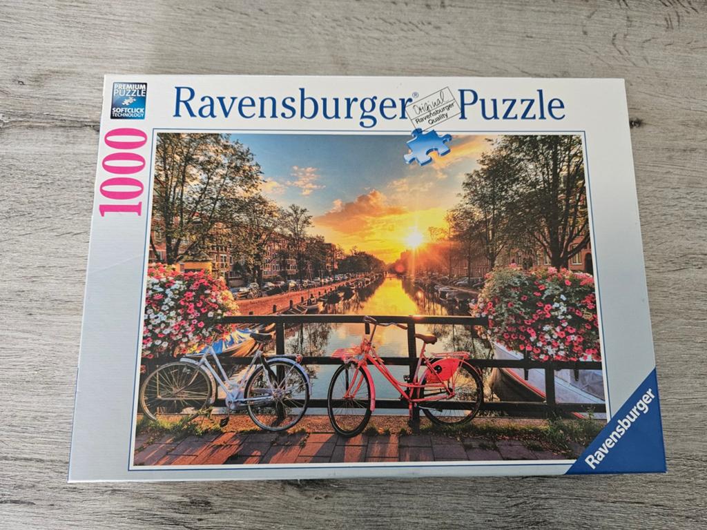 Ravensburger legpuzzel  1000 stukjes gracht met fietsen, Hobby en Vrije tijd, Ophalen of Verzenden, 500 t/m 1500 stukjes, Zo goed als nieuw