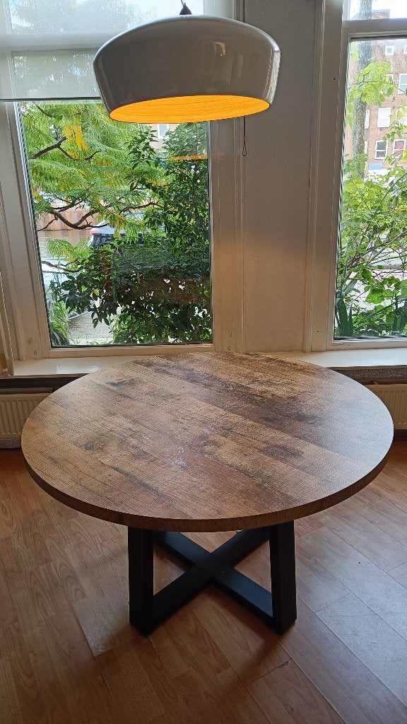 Ronde eettafel met metalen onderstel, Gebruikt, Rond, Industrieel, Modern, Vier personen